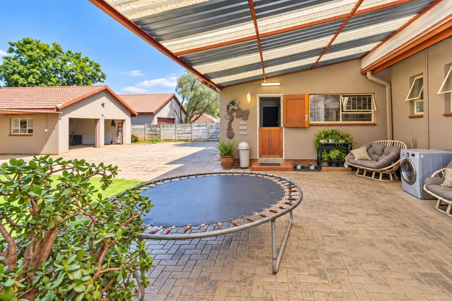 5 Bedroom Property for Sale in Melodie North West